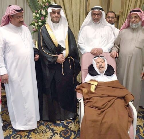 عريس يحضر والده "الغائب عن الوعي" لحضور حفل زفافه  ..  صورة