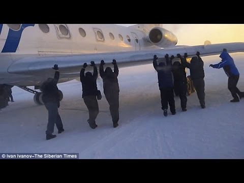 بالفيديو ..  ركاب ينزلون من الطائرة ويدفعونها بأيديهم بسبب تجمدها  في روسيا