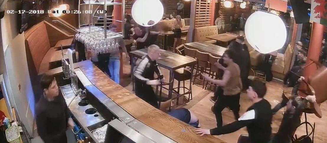 بالفيديو: شاهد شجار جماعي عنيف بين اكثر من 20 شخص بحانة في بريطانيا