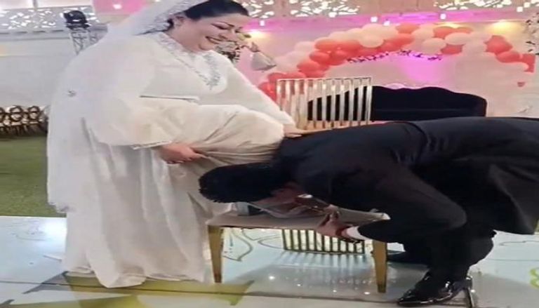 مصري يقبّل قدم عروسه السورية ..  ويقدّم الذهب بشكل غريب