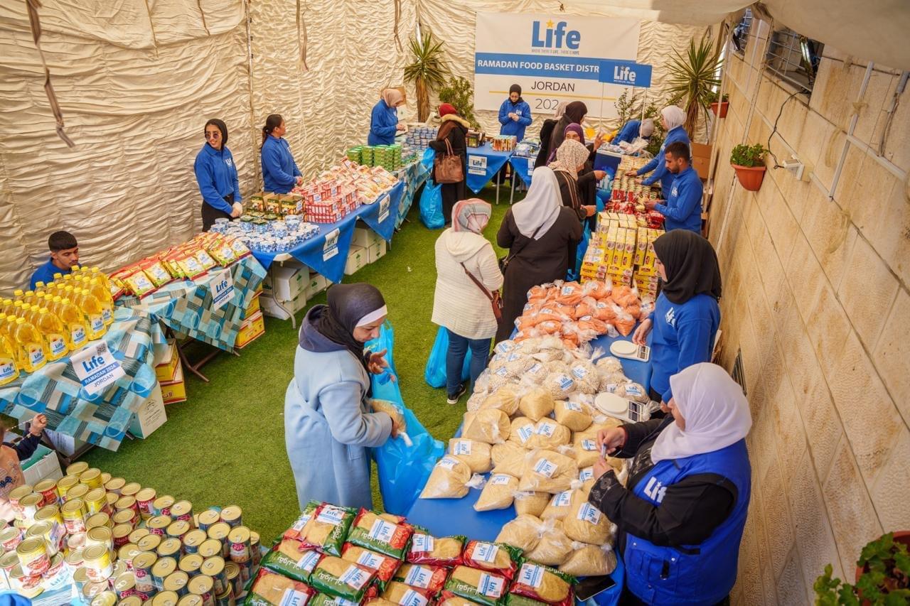 بفكرة أولى من نوعها ..  مؤسسة "لايف للإغاثة والتنمية" في الأردن تقيم خيمة تسوق رمضانية للأطفال الأيتام والأسر الفقيرة - صور 