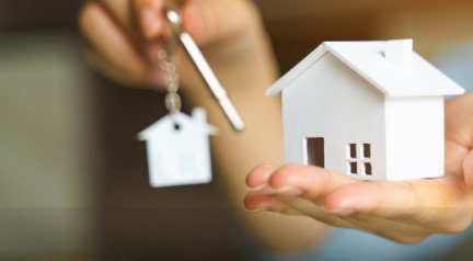 أمي مطلقة وتريد الاستقلال بسكن منفصل عني، فما توجيهكم؟