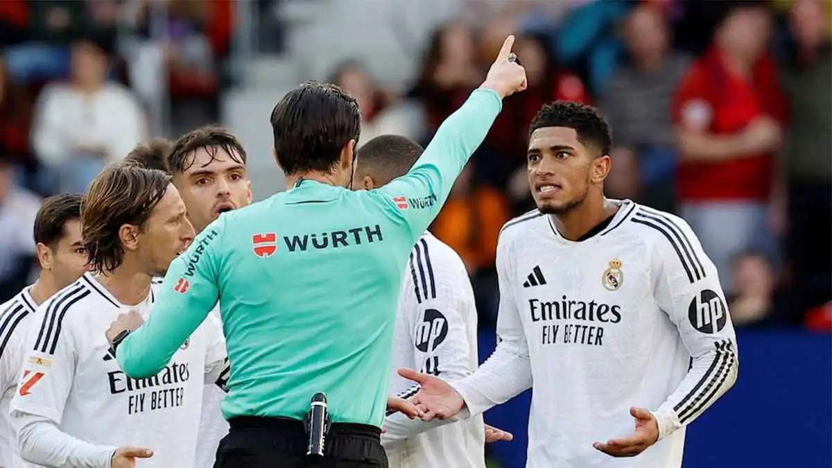 رسميًا ..  خوان مونويرا حكمًا للكلاسيكو بين برشلونة وريال مدريد  