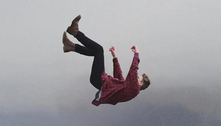 تفسير حلم السقوط من مكان مرتفع ..  هل هو تحذير أم مجرد أضغاث أحلام؟