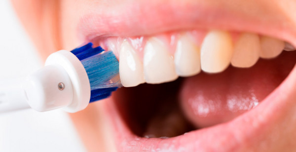 مخاطر كارثية ..  خبيرة تحذر من تنظيف الأسنان في هذا الوقت