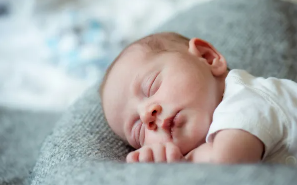 الحبوب في وجه الرضيع ..  متى تكون طبيعية ومتى تستدعي الطبيب؟