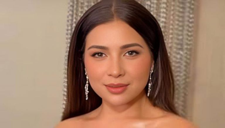 إطلالة جديدة لمي عز الدين بالشعر الأسود تثير إعجاب جمهورها