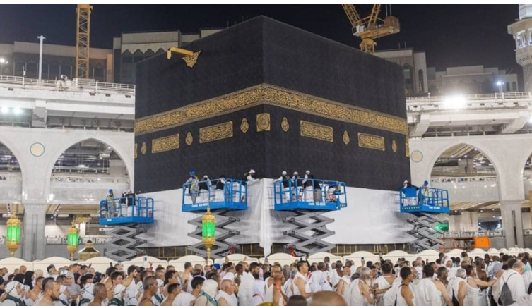 رفع كسوة الكعبة المشرفة استعداداً لموسم الحج