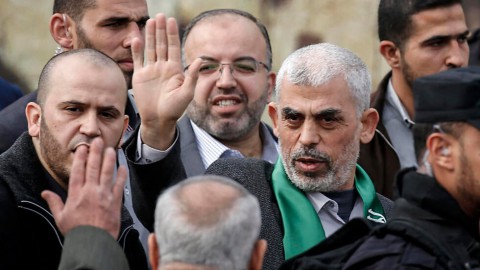 هذا هو سر تحرك ملف تهدئة غزة المُفاجئ ..  وهل تنازلت “حماس” عن شرطها؟ تطورات مفاجئة وتوقعات باتفاق قريب