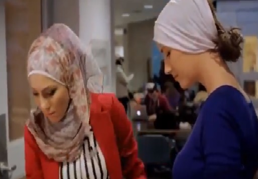 بالفيديو: ردود أفعال ورأي غير المسلمات في الحجاب بعد تجريبه