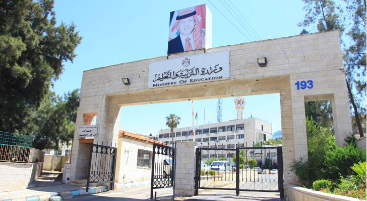 حراس في وزارة التربية يشتكون حرمانهم من بدل العمل الإضافي