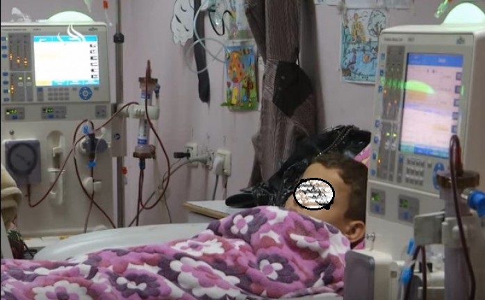 والدة طفل تناشد عبر سرايا لإنقاذ حياة ابنها بعد توقف علاجه  ..  تفاصيل 