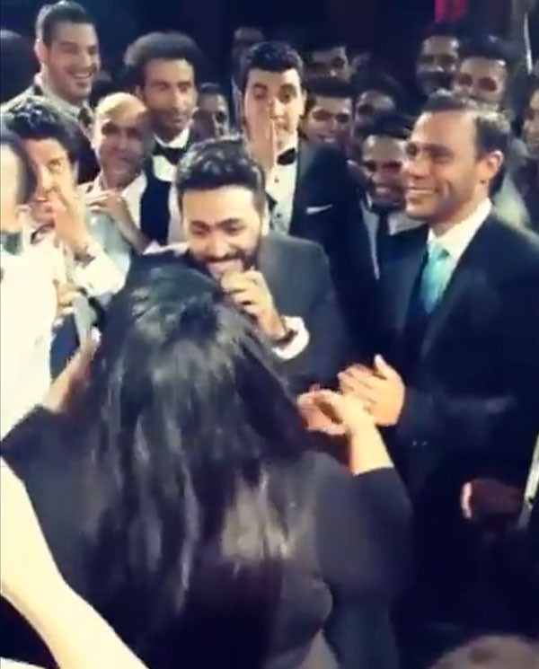 بالفيديو .. تامر حسني يسخر من وزن شيماء سيف في احد الحفلات .. وهذه ردة فعلها المفاجئة