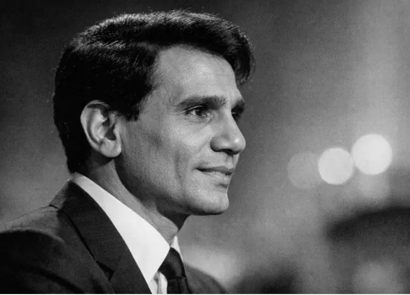 كلمات "لست قلبي" للعندليب تشعل جدلاً في مصر ..  وأسرته تعلق