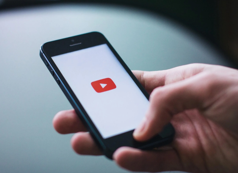 يوتيوب يُغلق الثغرات ويجعل تشغيل الفيديو في الخلفية حصريًا لمشتركي Premium