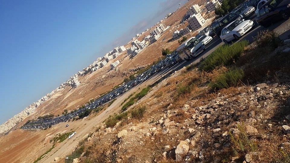 ازمة سير خانقة في شارع الأردن نتيجة ثلاث حوادث تصادم 