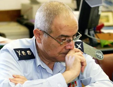 رئيس أركان الجيش السابق في الكيان يفتح النار على نتنياهو: وضعنا المزري بسببه وعليه الرحيل