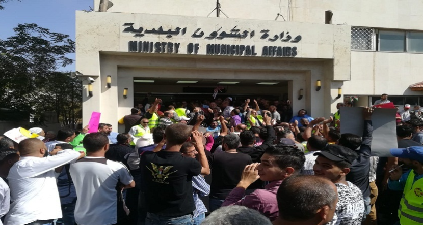 العاملون في البلديات يعلنون إضرابا عاماً غداً الأربعاء