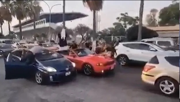 الطالب الخليجي الذي ظهر وهو يلقي النقود على المارة يعتذر للأردنيين !