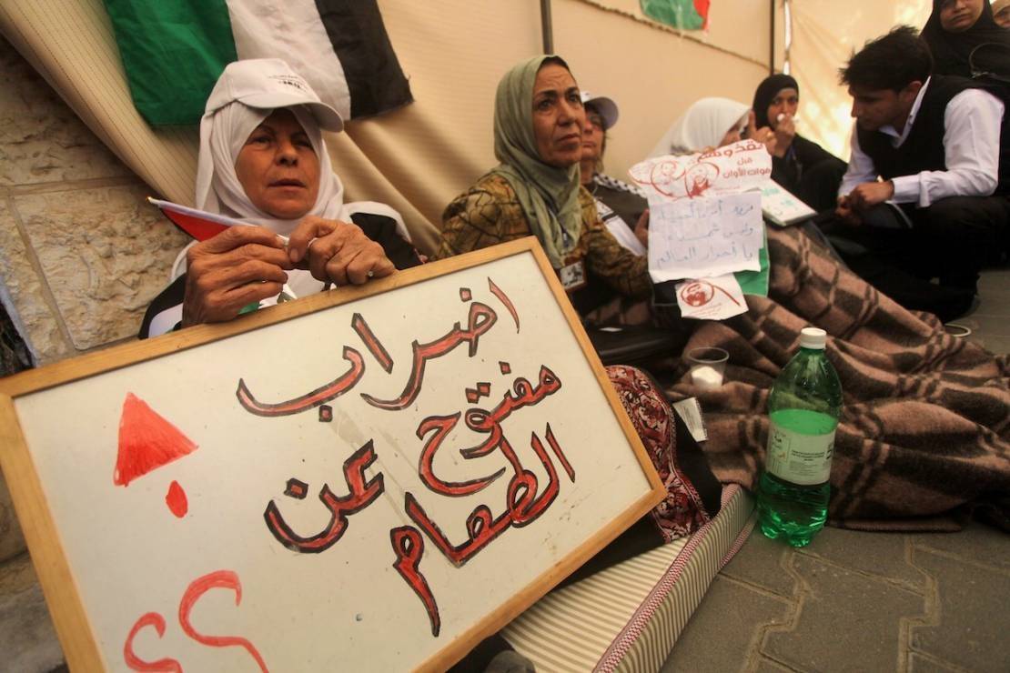 "حنظلة": 300 أسير يستعدون للإضراب عن الطعام في عوفر