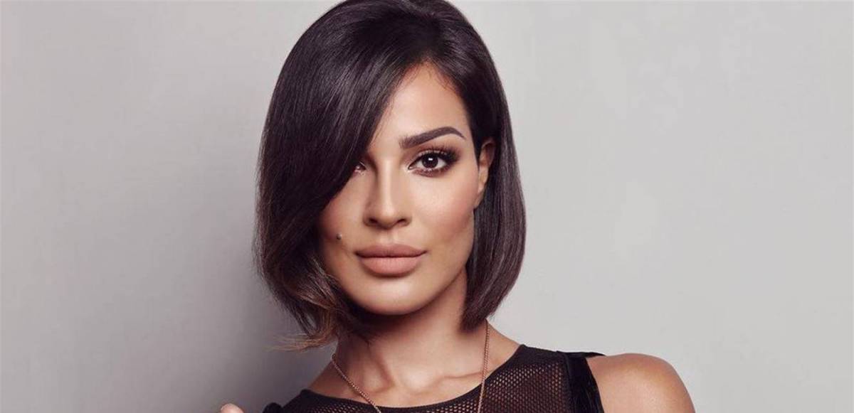 نادين نسيب نجيم تخطف الأنظار بالأزرق ..  بدت كالأميرات في زفاف صديقتها