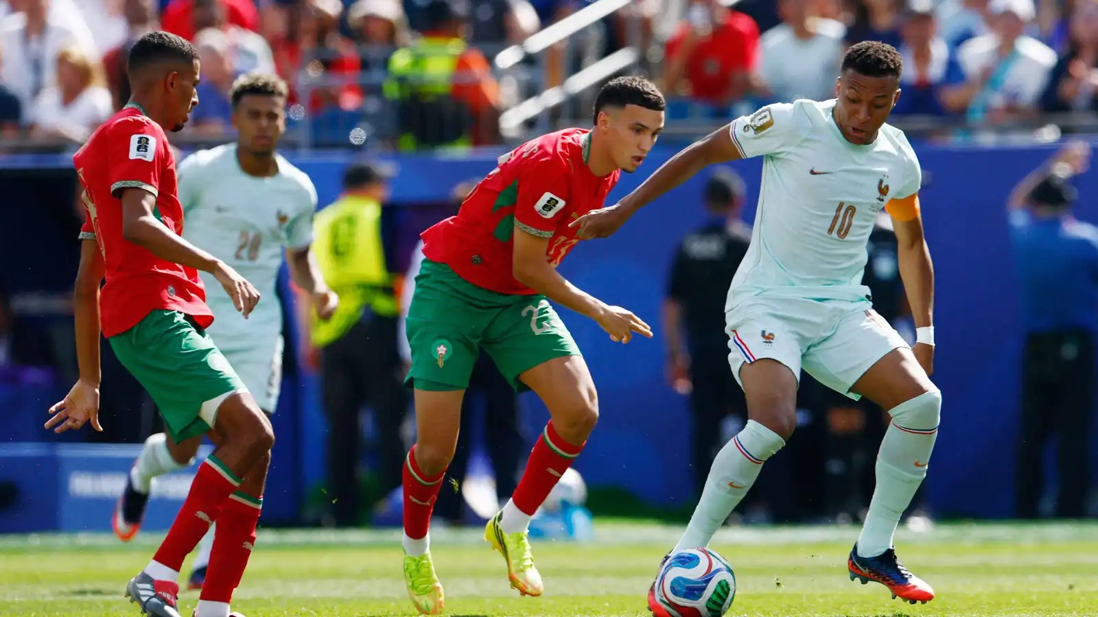 طلبَ الرحيل عن النادي ..  شتوتغارت يحدّد سعر نجم منتخب المغرب  