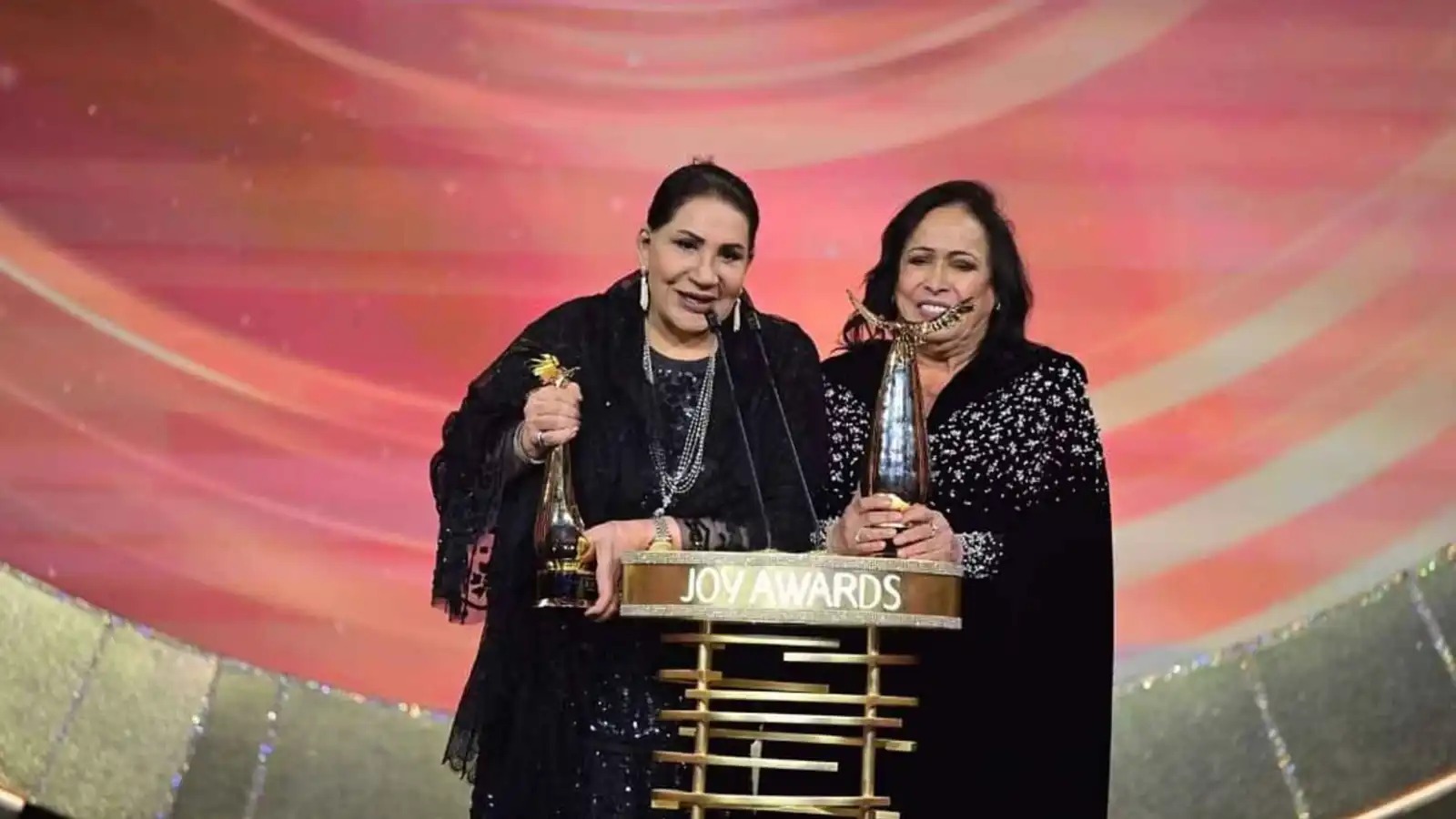 "بقيت وحيدة" ..  سعاد عبدالله تبكي على رحيل حياة الفهد (فيديو) 