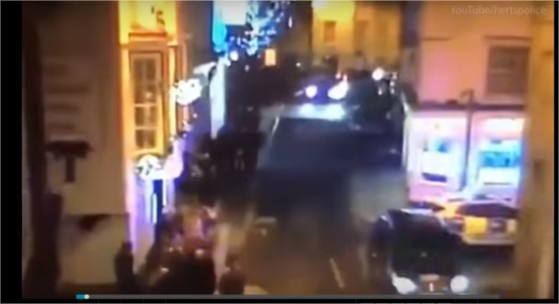 بالفيديو :شجاعة امرأة تساعد الشرطة في القبض على متهم