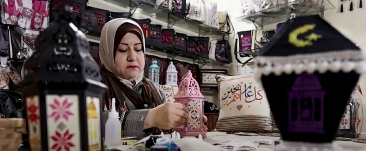 فلسطينية تضيف لمسة وطنية لفوانيس رمضان