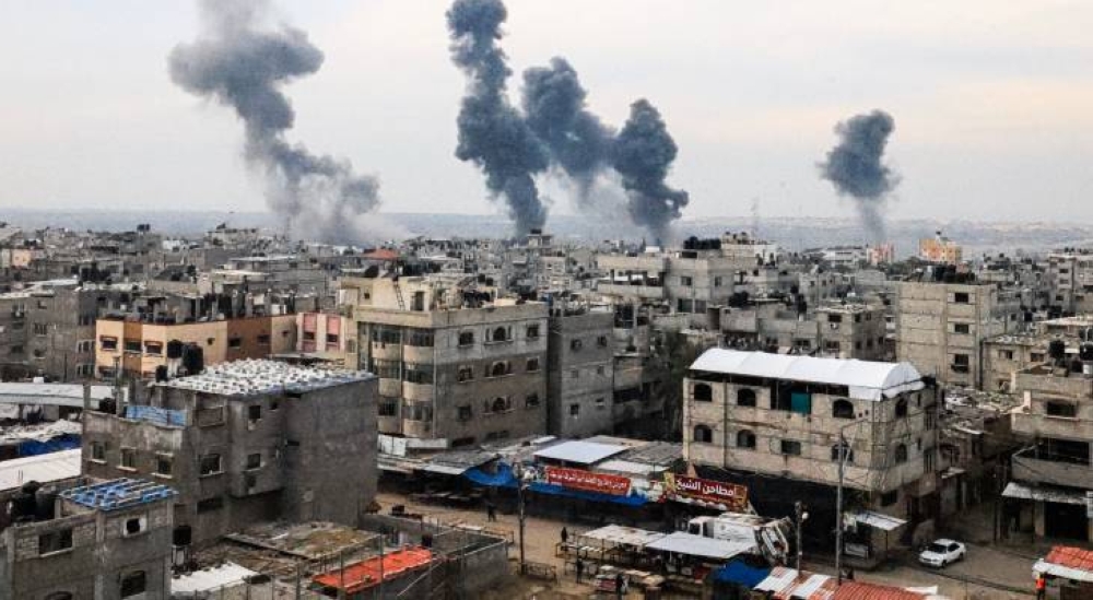 غزة : 9 شهداء جراء قصف الاحتلال لمنزل في مخيم النصيرات