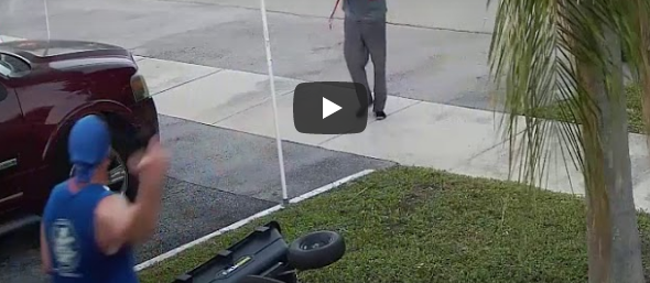 بالفيديو ..  مجهول يهاجم رجلا بسيف في حي أمريكي