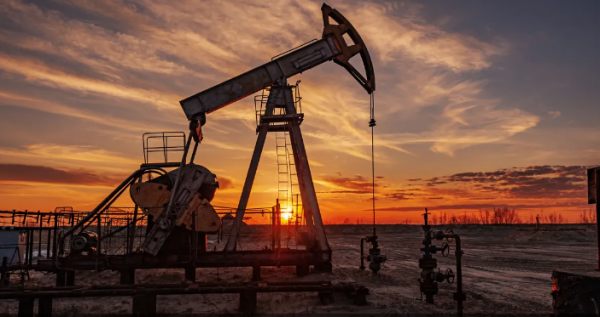 النفط يقفز بعد انخفاض كبير ومفاجئ في مخزونات النفط الأميركية