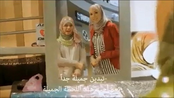 بالفيديو ..  تجربة الحجاب لغير المسلمات في دولة اجنبية  ..  شاهد ردود الأفعال