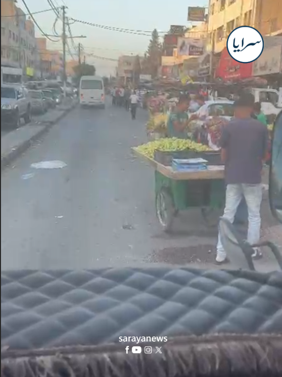 بالفيديو  ..  ازدحامات وفوضى في شارع المدينة الصناعية بإربد بسبب البسطات والعربايات 