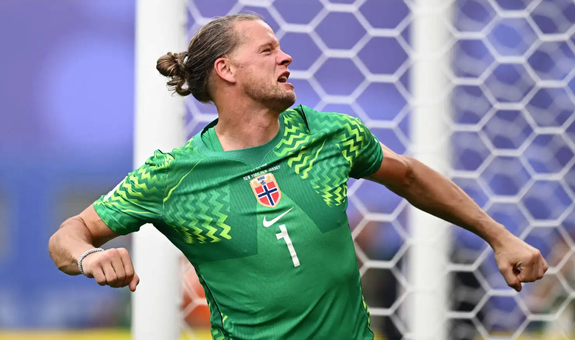 لا يلعب في أي نادٍ ..  من هو حارس النرويج الذي أطاح بالبرازيل خارج كأس العالم؟  