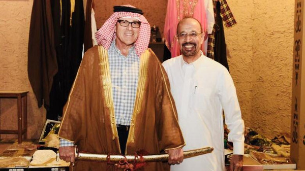 بالصور  ..  وزير الطاقة الأميركي بالزي السعودي في "رحلة بر"