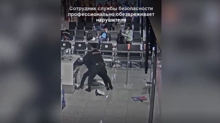 بالفيديو ..  مسافر غاضب يدمر ممتلكات مطار بضواحي موسكو  