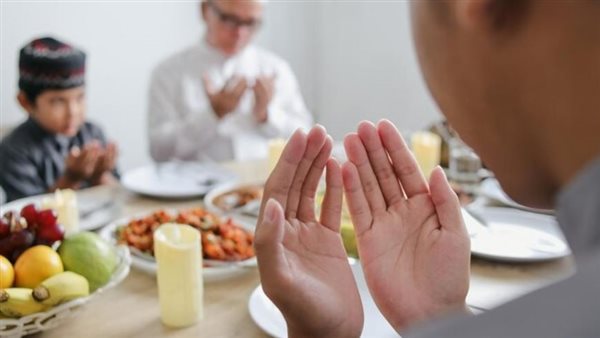هل الدعاء أرجى للقَبول قبل الفطور في رمضان أم بعده