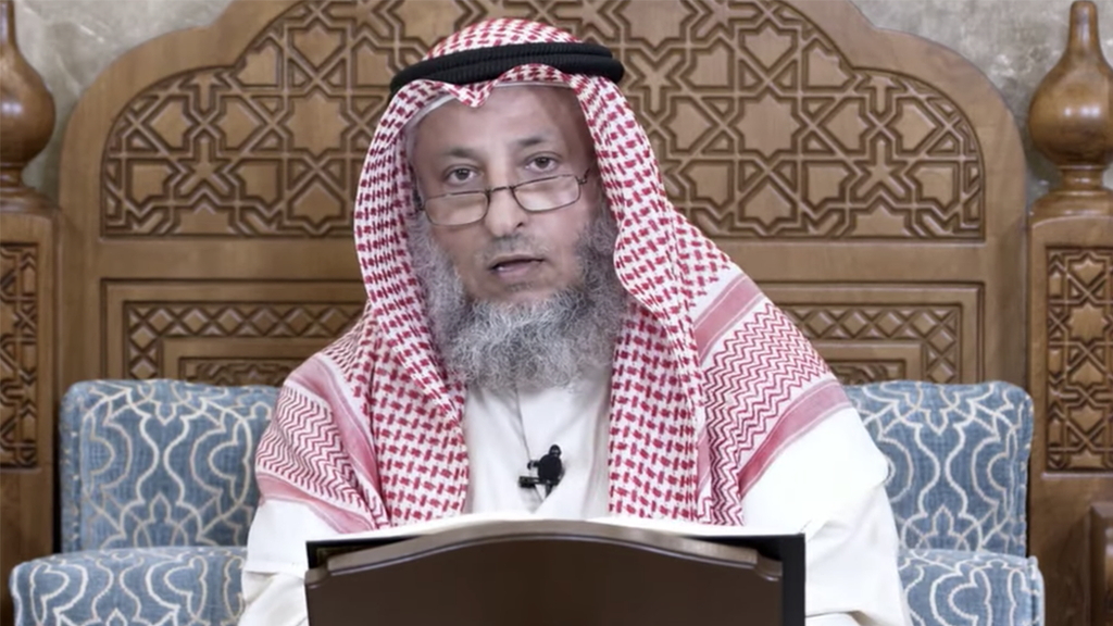 بالفيديو  ..  الداعية الشهير عثمان الخميس: يحرم على الذكر والأنثى لبس الملابس التي عليها صور ذوات الأرواح 