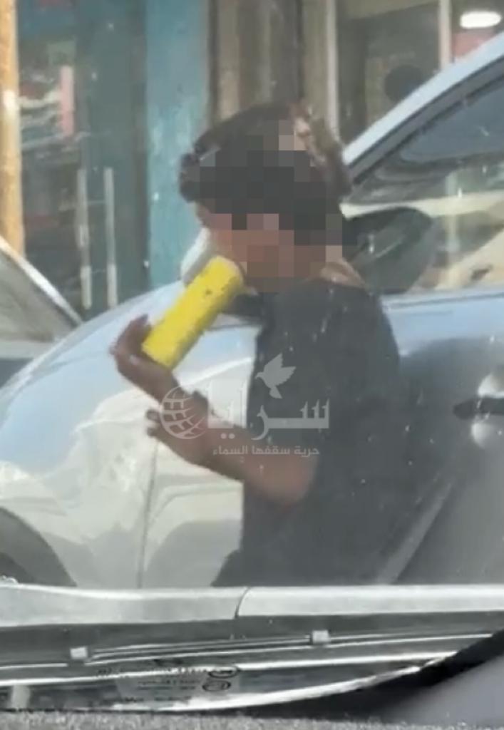فيديو صادم  ..  طفل يستنشق الغاز في احد شوارع مدينة الزرقاء
