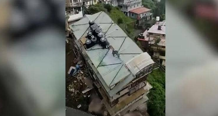 بالفيديو ..  انهيار مبنى من 8 طوابق في الهند