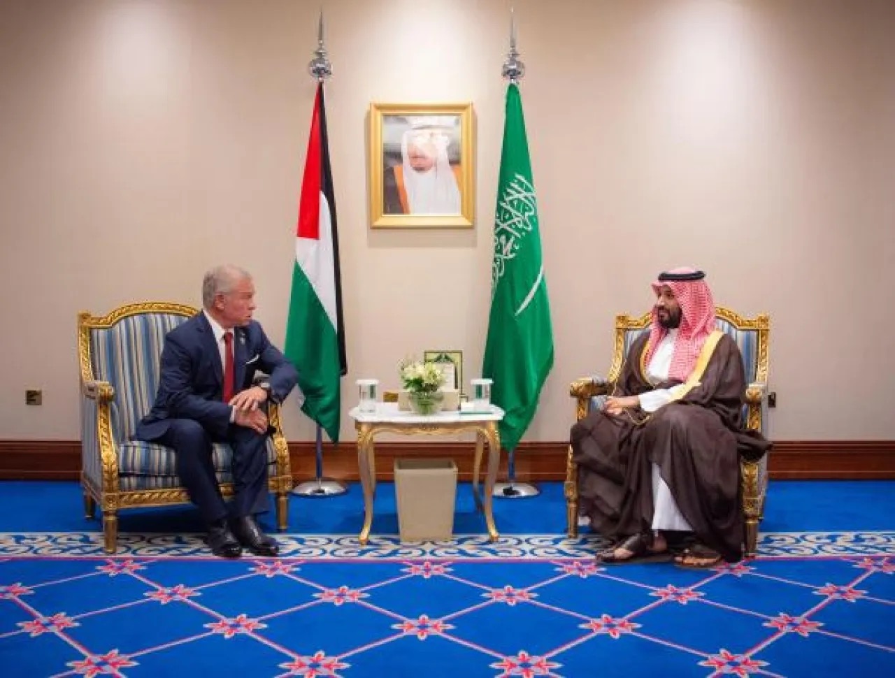 الملك يلتقي ولي العهد السعودي في الدوحة