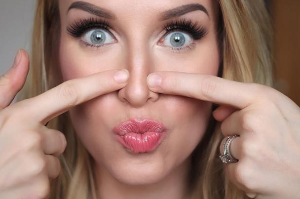 خطوات تصحيح شكل أنفك بسهولة بالماكياج