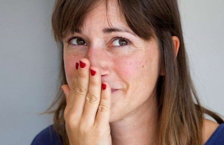 أسباب احمرار الوجه أمام الآخرين وطرق التعامل معه