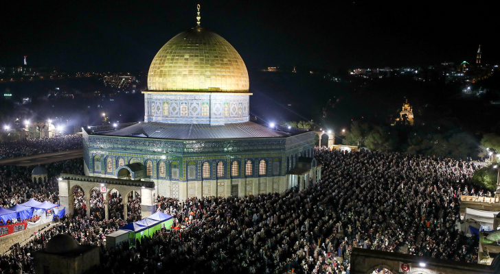 "لمنع الإعتكاف" ..  الاحتلال يقتحم المصلى القبلي ويعتقل فلسطينيين