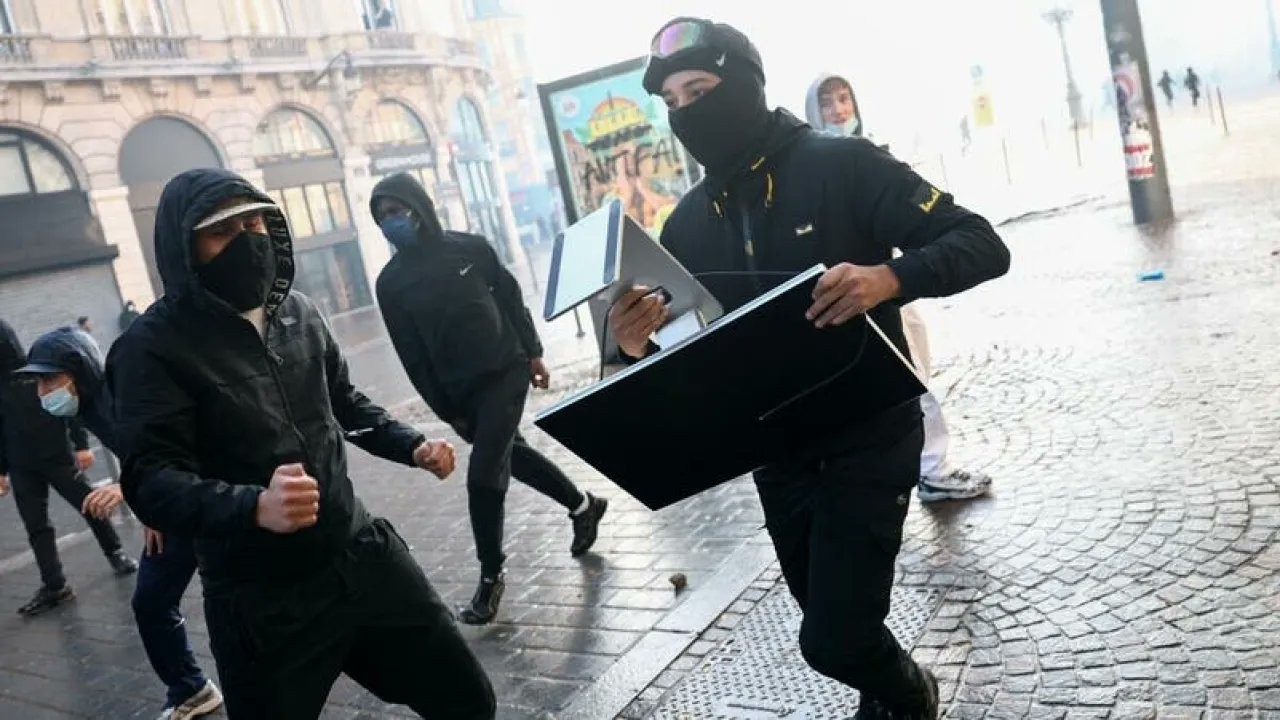لصوص متجر أبل فرنسا في ورطة ..  "أجهزتكم معطلة ونتتبعكم"