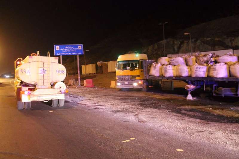 الطائف :  "بودرة الكربون" تشعل النيران بتريلا على طريق السيل