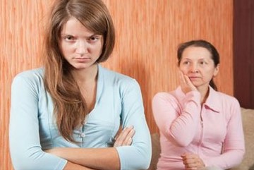 أختي تثير المشاكل وتكثر الصراخ على أمي، فماذا نفعل؟