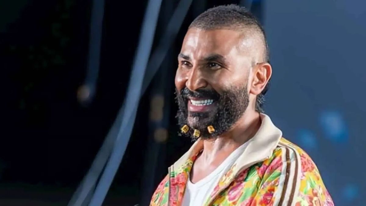 مصطفى كامل يعلّق على ملابس أحمد سعد بعد انتقادات حديثه عن محمد رمضان
