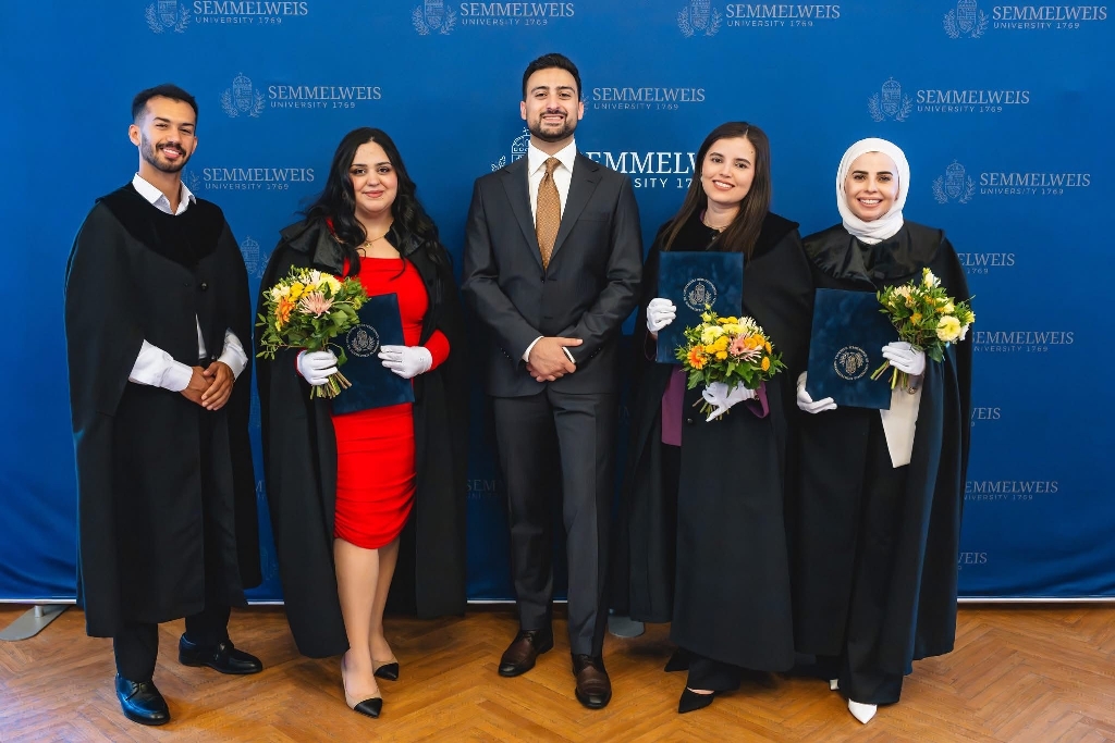 ثلاثة مبتعثين من عمّان الأهلية يحققون إنجازات أكاديمية متميزة بجامعة سيميلويس 
